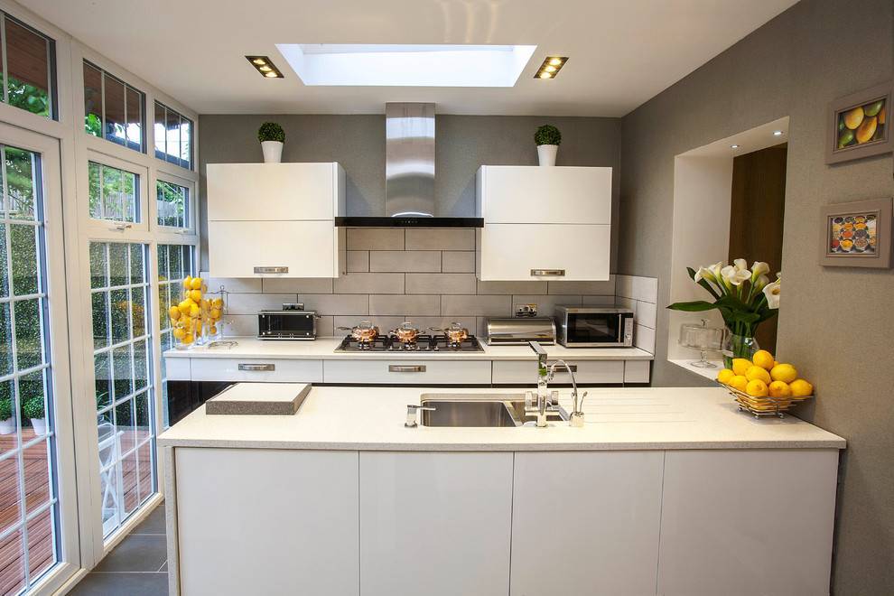 Белый кухонный стол (78 фото): практичен ли стол глянец для кухни, дизайн в интерьере