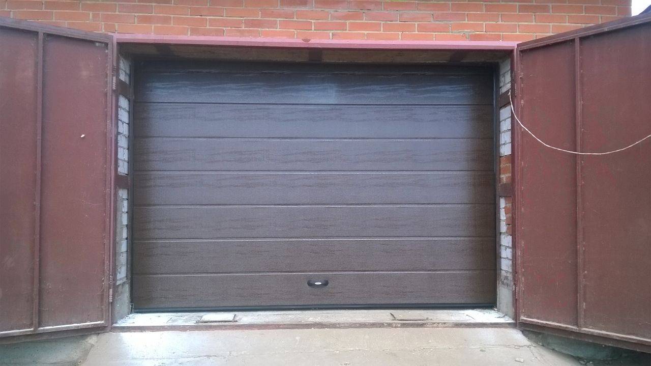Как установить ворота рольставни на гараж своими руками - инструкция