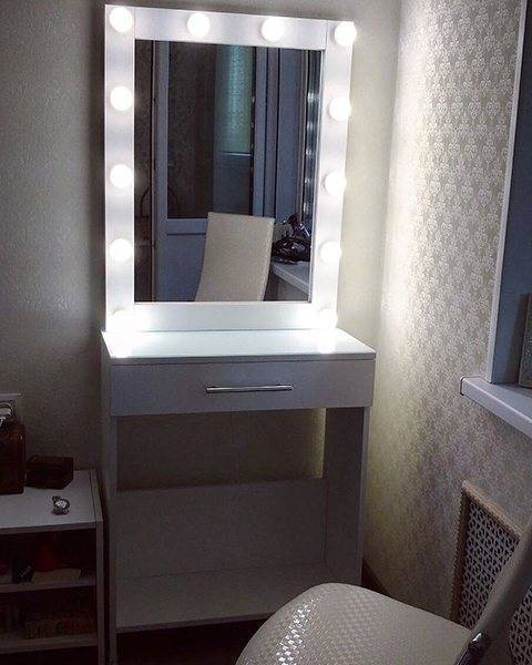 Угловой туалетный столик с зеркалом (40 фото): дамский будуарный стол для макияжа из массива и его размеры