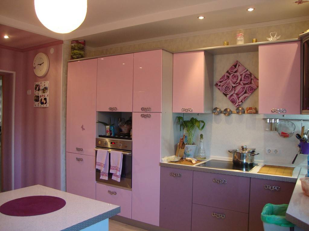 Розовая кухня (48 фото): дизайн кухонного гарнитура в серо-розовых, бело-розовых или черно-розовых тонах, мебель бежево-розового цвета в интерьере