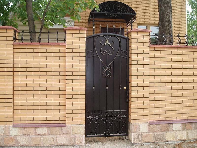 Металлические столбы для забора: выбор, установка, средства защиты от коррозии