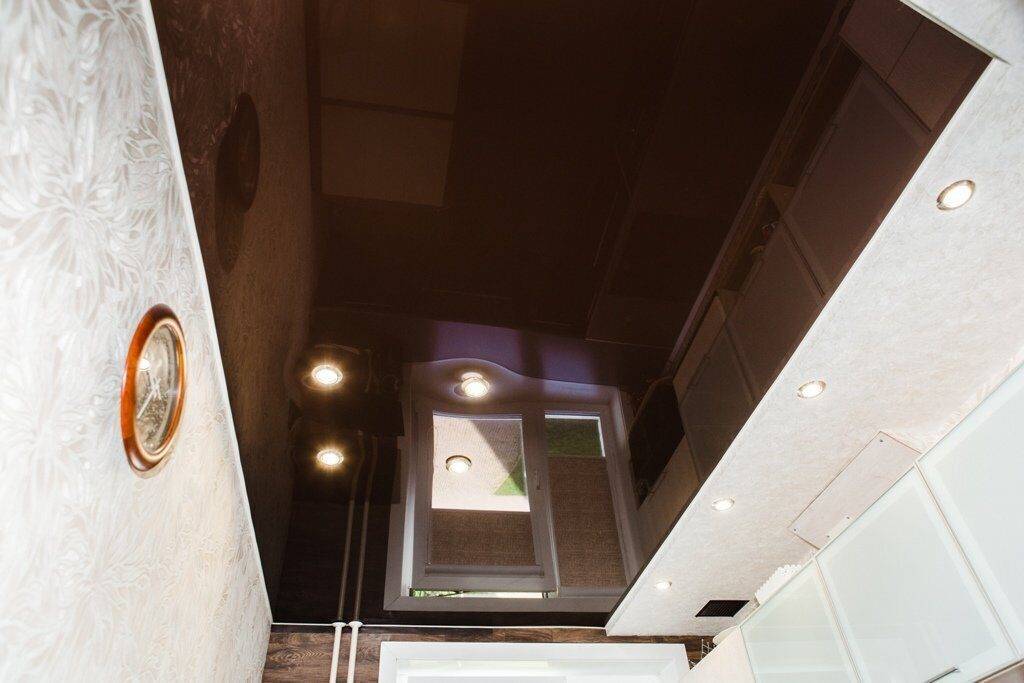 Коричневый натяжной потолок — фото поверхности шоколадного цвета