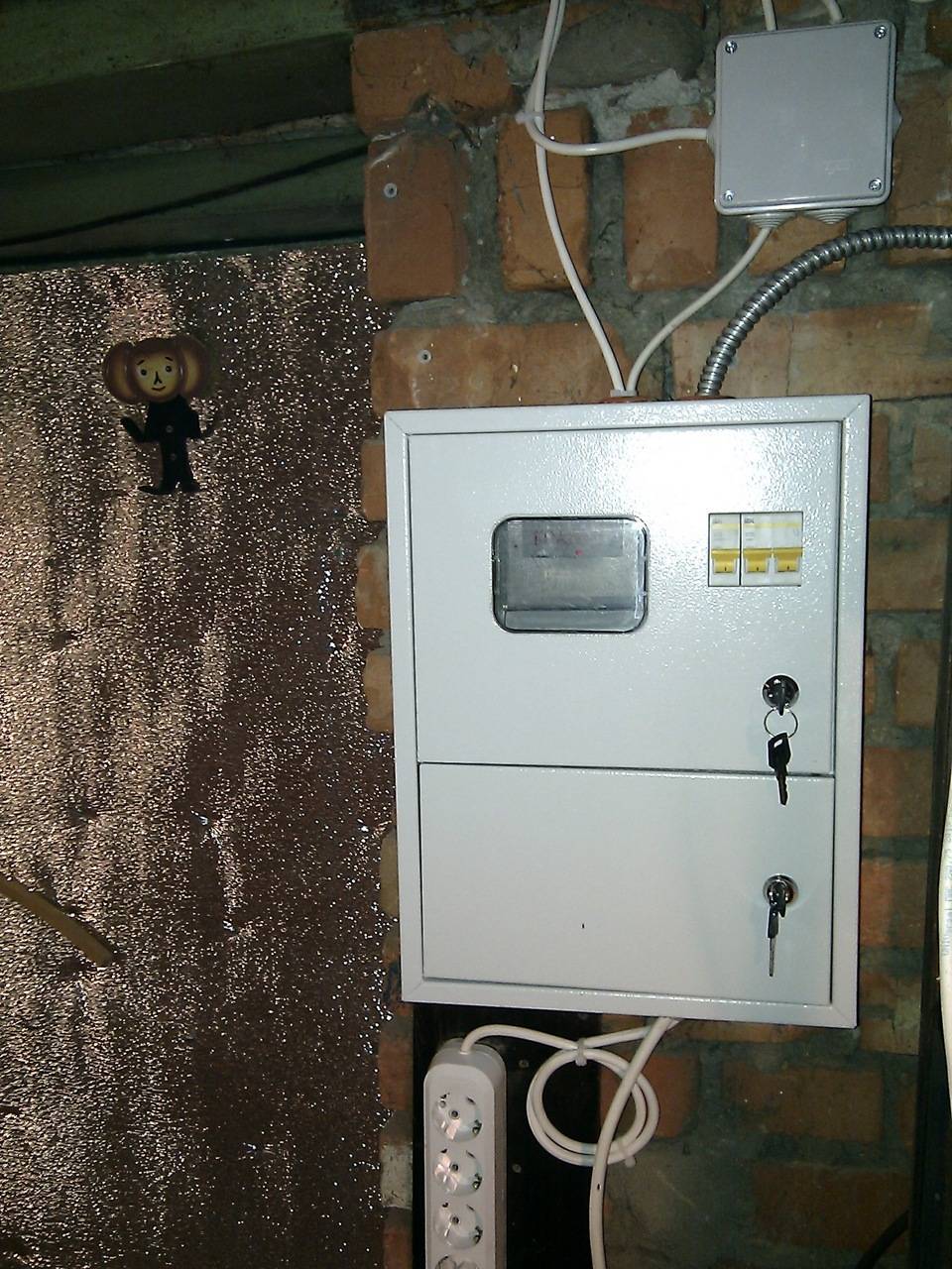 Электрощиток для гаража своими руками - установка распределительного электрощитка в гараже