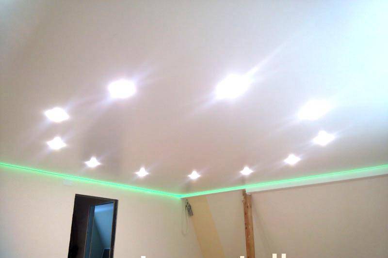 Натяжной потолок с подсветкой: 80+ фото, дизайн с светодиодной лентой, дюралайт и др.
