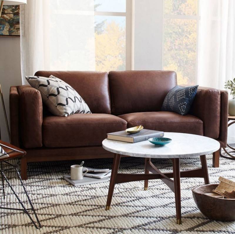 Коричневый диван в интерьере: как выбрать подходящую модель и оттенок