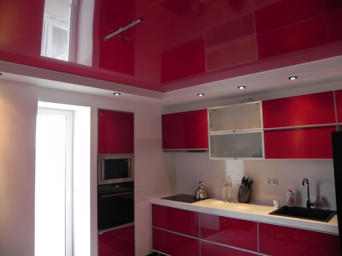 Натяжной потолок на кухне: варианты дизайна