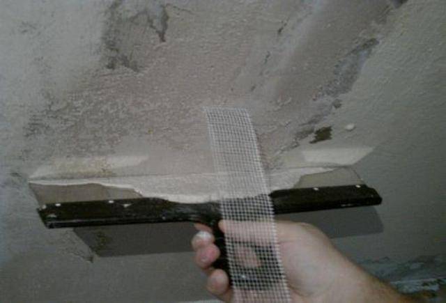 Как заделать трещину на потолке между плитами?
