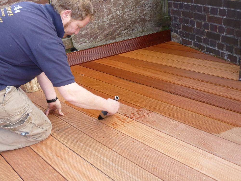 Чем недорого покрасить деревянный пол на открытой веранде на даче: выбор краски, материалы и пошаговая инструкция
