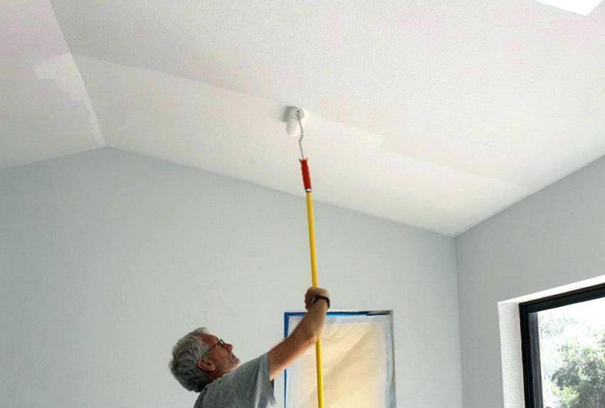 Как правильно валиком покрасить потолок водоэмульсионной краской без разводов