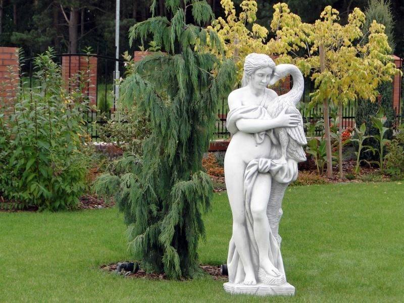 Использование скульптур и статуй в ландшафте сада
