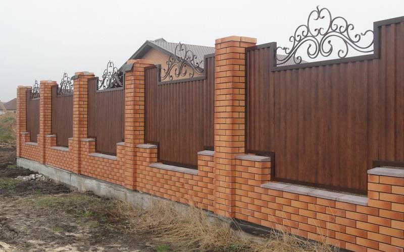 Забор из кирпича - пошаговая инструкция по строительству каменного забора своими руками (115 фото)