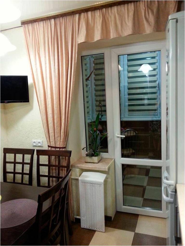 Фото штор на кухню с балконной дверью: дизайн занавесок, тюль для выхода на балкон, оформление окна