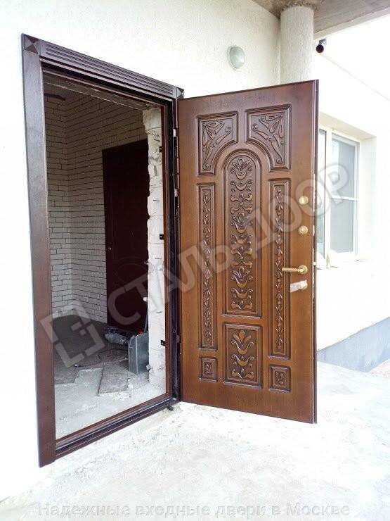 Входные двери для частного загородного дома: деревянные, пластиковые, металлические