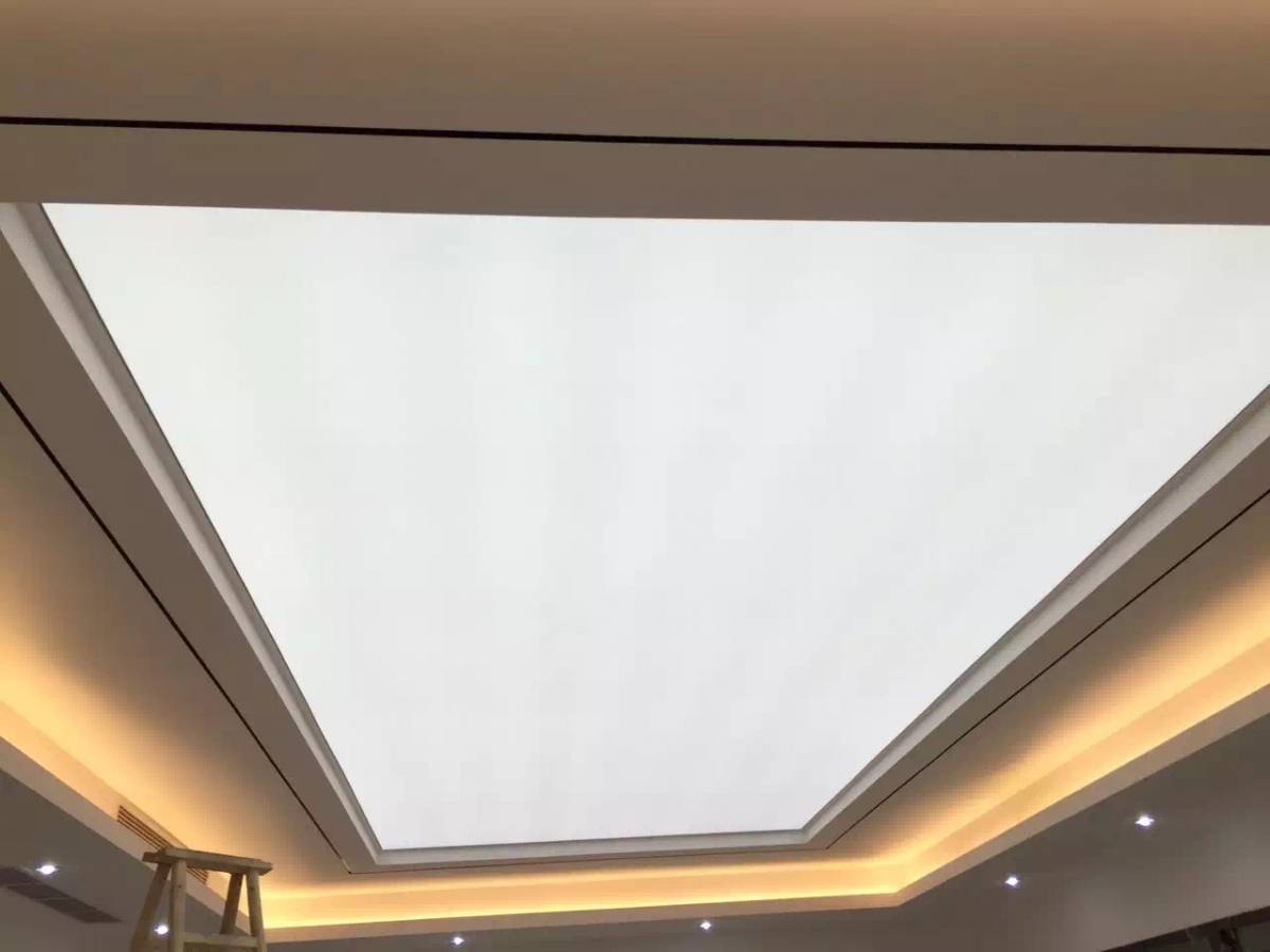 2 варианта монтажа световых и парящих линий в натяжном потолке.