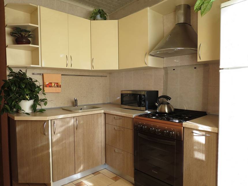Угловые кухни эконом-класса (42 фото): характеристики готовых модульных кухонь. бюджетные малогабаритные кухонные гарнитуры