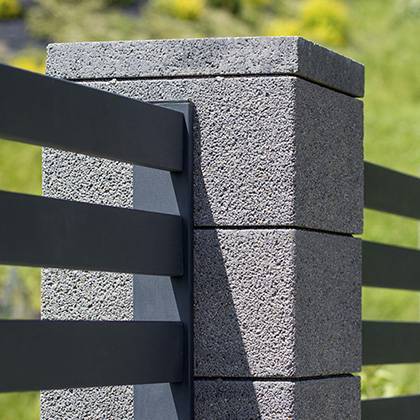 Бетонный забор (46 фото): универсальное ограждение из бетона и железобетонных плит, выбор краски для панелей забора