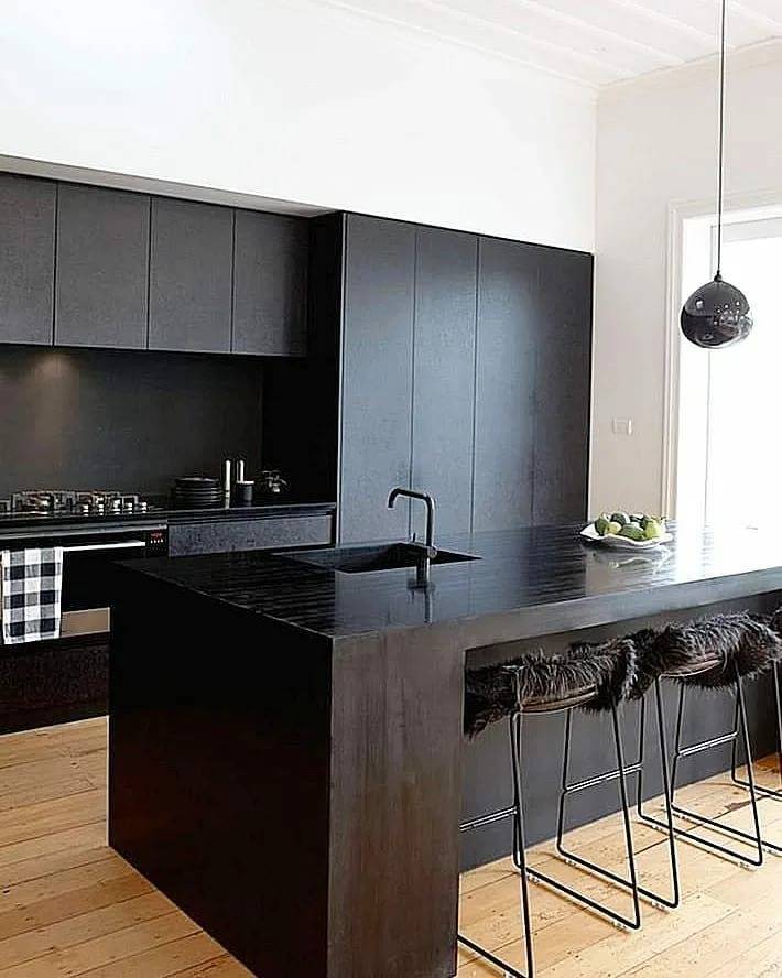 Черно-белая кухня (105 фото): кухонный гарнитур черно-белого цвета в дизайне интерьера, кухня с черной техникой, черно-бело-красная кухня в разных стилях. обои каких тонов подойдут?