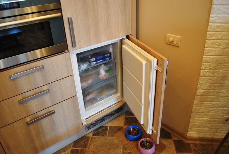 Правила установки встраиваемого холодильника на кухне
