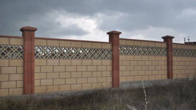 Секционный бетонный забор (28 фото): сборный железобетонный забор из секций, стандартные размеры ограждения