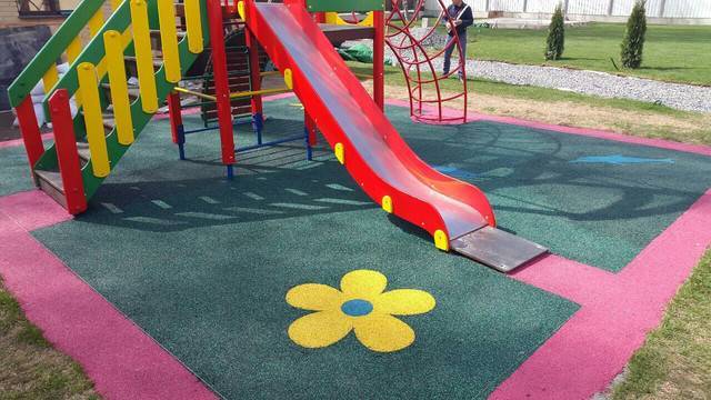Покрытие для детских площадок на даче — бюджетные варианты
