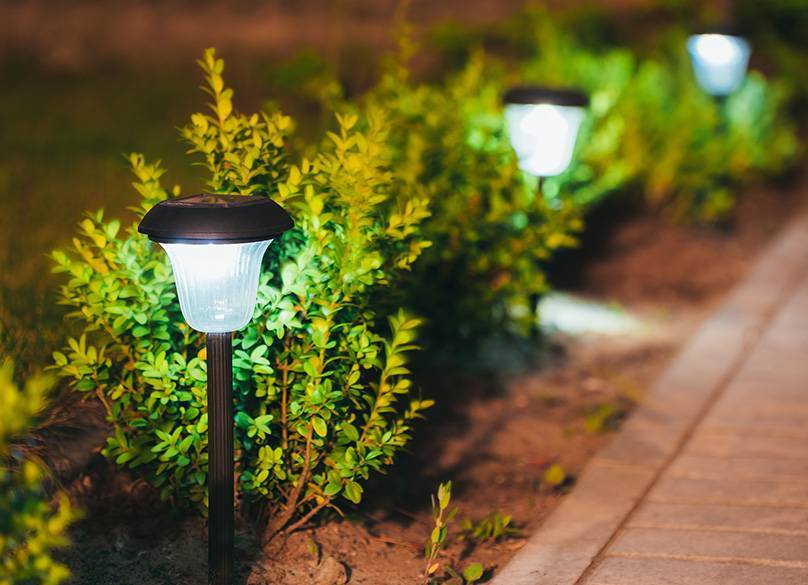 Садовый уличный светильник на солнечных батареях (50 фото): волшебство для вашего сада - happymodern.ru