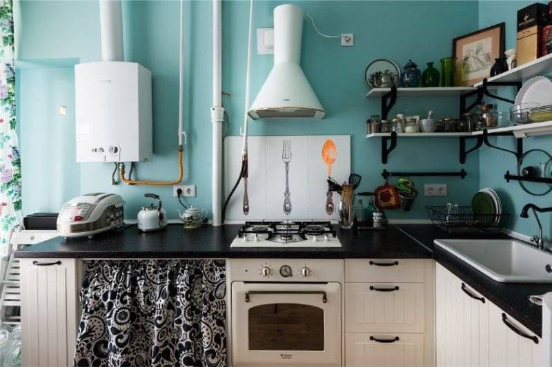 Эргономичная и стильная кухня с техникой: фото дизайна кухни в хрущевке с холодильником и газовой колонкой