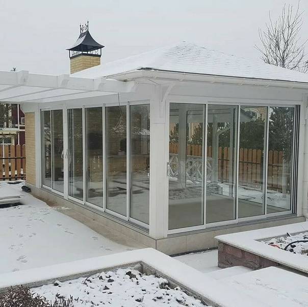 Закрытые беседки для дачи (49 фото): зимняя конструкция из бруса и стекла, бюджетные варианты дачных беседок, дизайн строения крытого типа