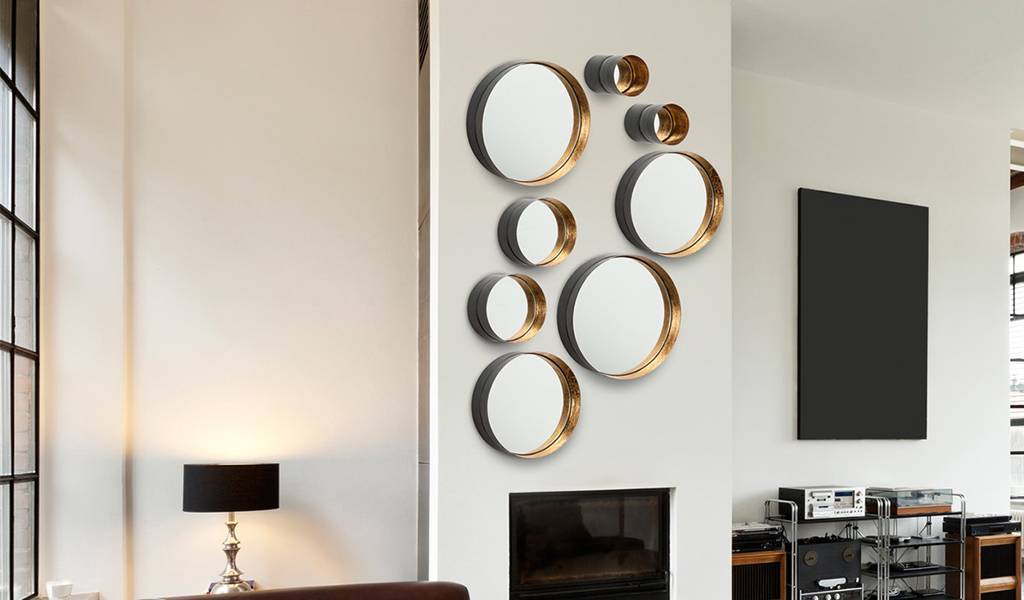 Зеркала в интерьере гостиной (47 фото): расширение пространства с помощью зеркальной плитки на стене, настенные круглые модели в интерьере