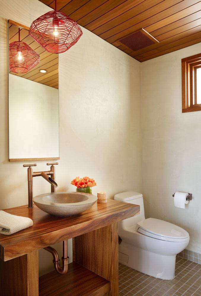Дизайн ванной в доме (56 фото): оригинальные решения для интерьера в бревенчатом помещении, варианты оформления окон в душевой комнате частного домика из бруса