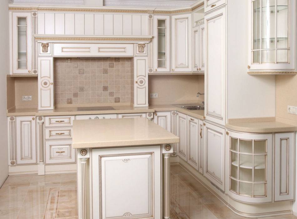 Белая кухня с патиной (42 фото): гарнитуры с золотом и серебряной патиной на белом фасаде в классическом и других стилях в интерьере кухни