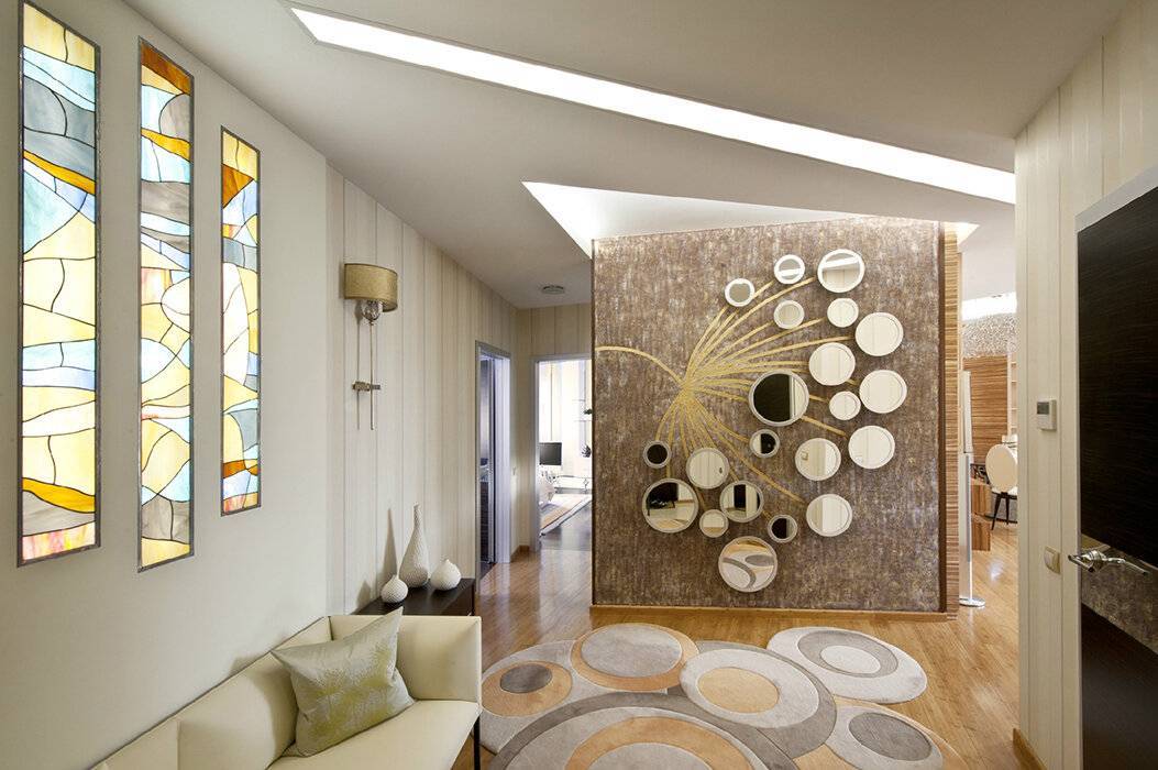 Зеркала в интерьере: гостиной, над камином или диваном, их дизайн, круглые и большие