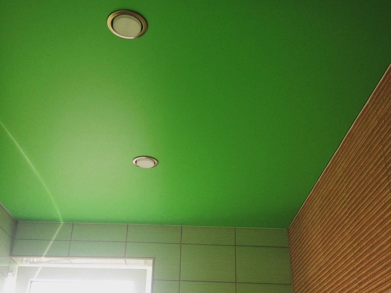 Сочетание зеленого потолка со стенами разных цветов