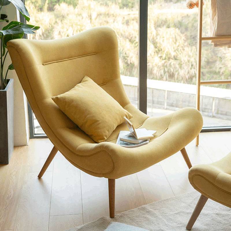 Кресло в гостиную (38 фото): современные и стильные модели, маленькие классические кресла, красивые примеры в интерьере