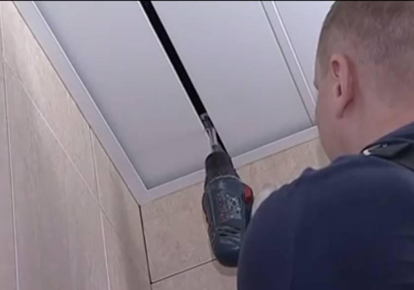 Как разобрать реечный потолок в ванной комнате