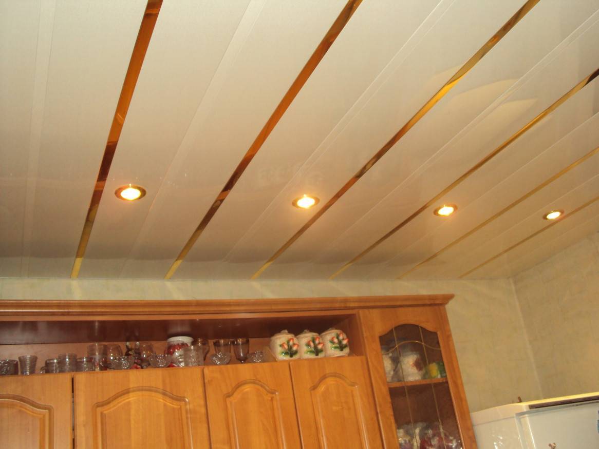 Как на кухне сделать потолок из пластиковых панелей?