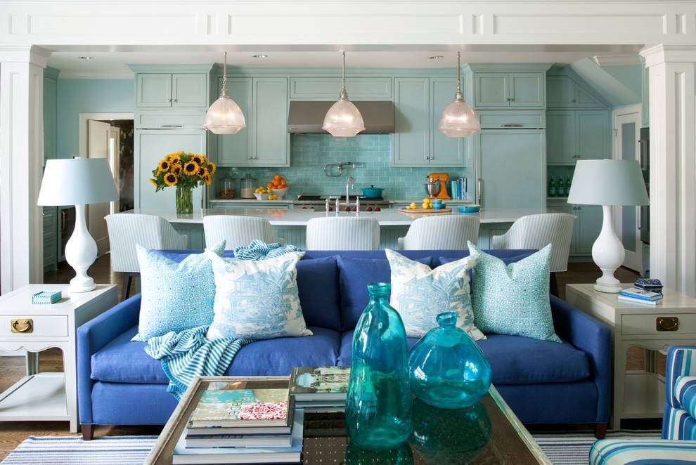 Голубые обои (56 фото): обои для стен нежно-голубого цвета с белыми узорами и золотом, с чем сочетаются покрытия в полоску в интерьере гостиной
