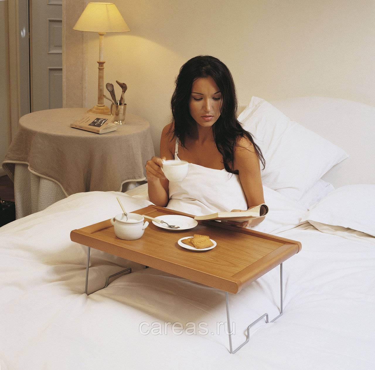 Деревянный поднос на подушке с ручками и ножками для завтрака в постель