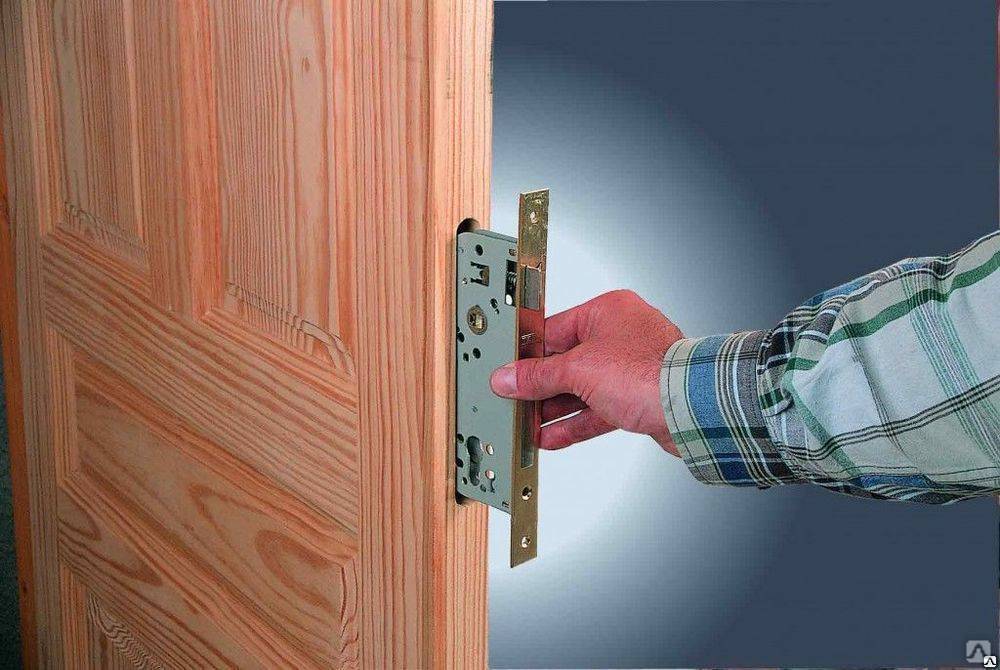Как врезать замок в межкомнатную дверь – 2 варианта установки для домашнего мастера