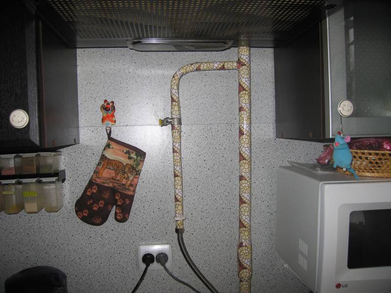 Как спрятать газовую трубу на кухне: чем закрыть, как задекорировать, куда убрать