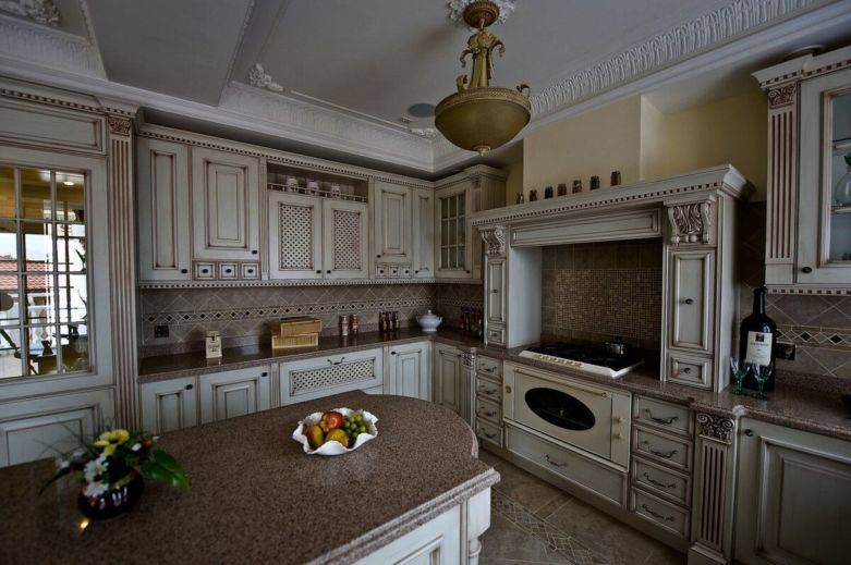 Светлая кухня в стиле классика (58 фото): особенности классических кухонных гарнитуров в бежевых, светлых зеленых, серых и других тонах, их дизайн