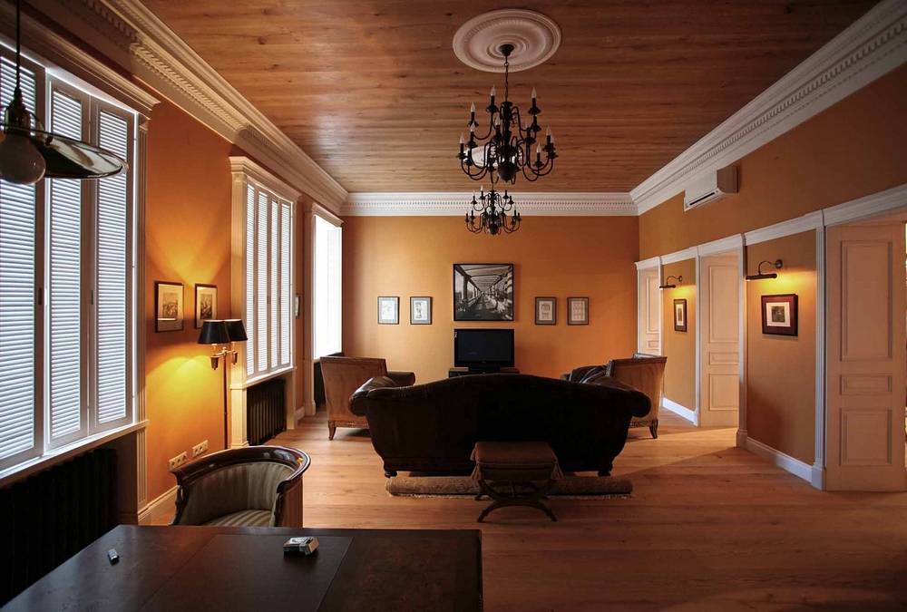 Деревянные потолки в квартире - фото различных вариантов оформления