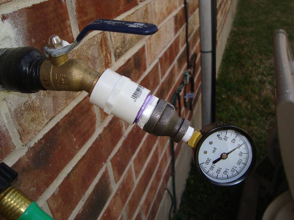 Давление воды в квартире многоквартирного дома: каким должно быть в норме для горячей и холодной h2o, согласно какому нормативу снип?