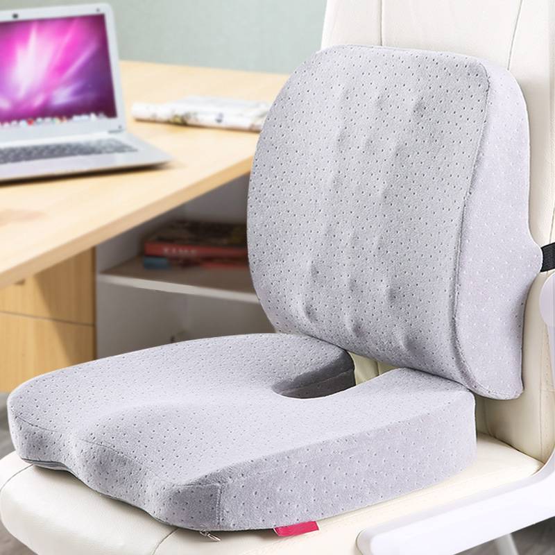 Выбираем ортопедическую подушку на стул; кому и когда она необходима?