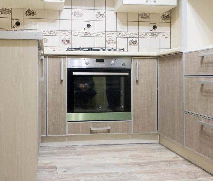 Размещение духового шкафа на кухне (22 фото): можно ли ставить духовку над или рядом с посудомоечной машиной? расположение духовки в углу кухни и другие варианты