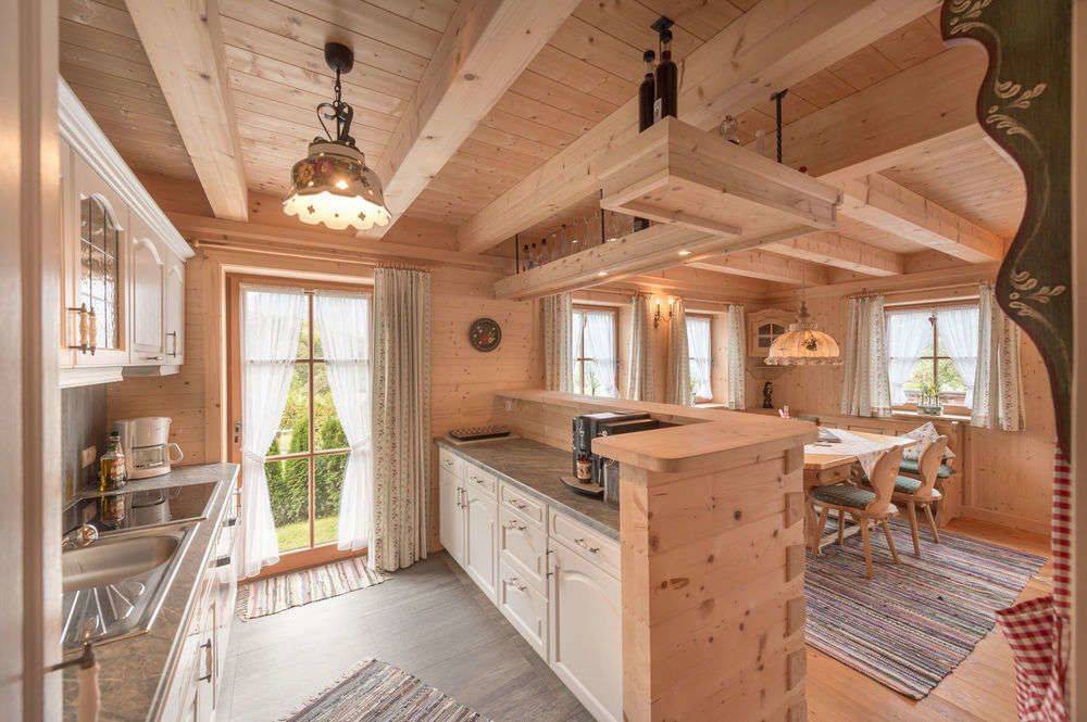 Интерьер кухни в деревянном доме: яркие идеи и советы по обустройству