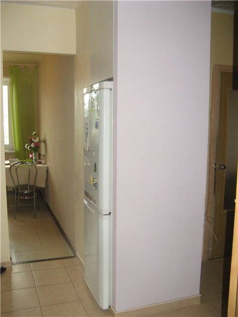 Холодильник в прихожей: плюсы и минусы, варианты расположения, примеры. фокстрот-холодильники (55 фото): дизайн в интерьере кухни или куда поставить в коридоре где можно установить холодильник на мале