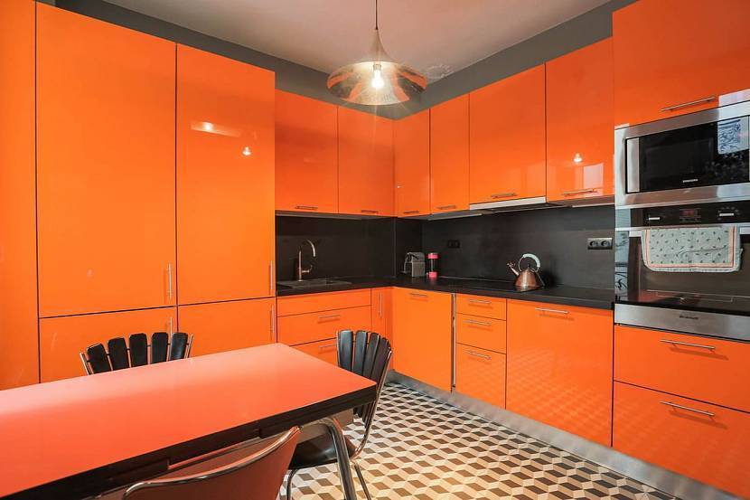 Кухни в оранжевых цветах, подбираем фартук, обои, шторы, потолок