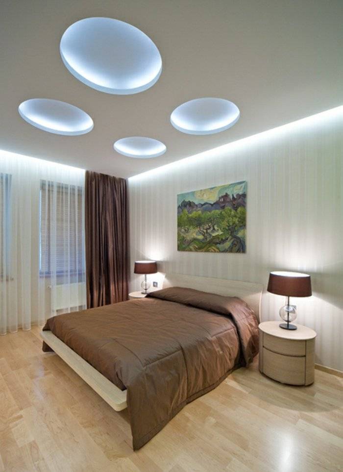 Выбор светильника и люстры для спальни с натяжным потолком