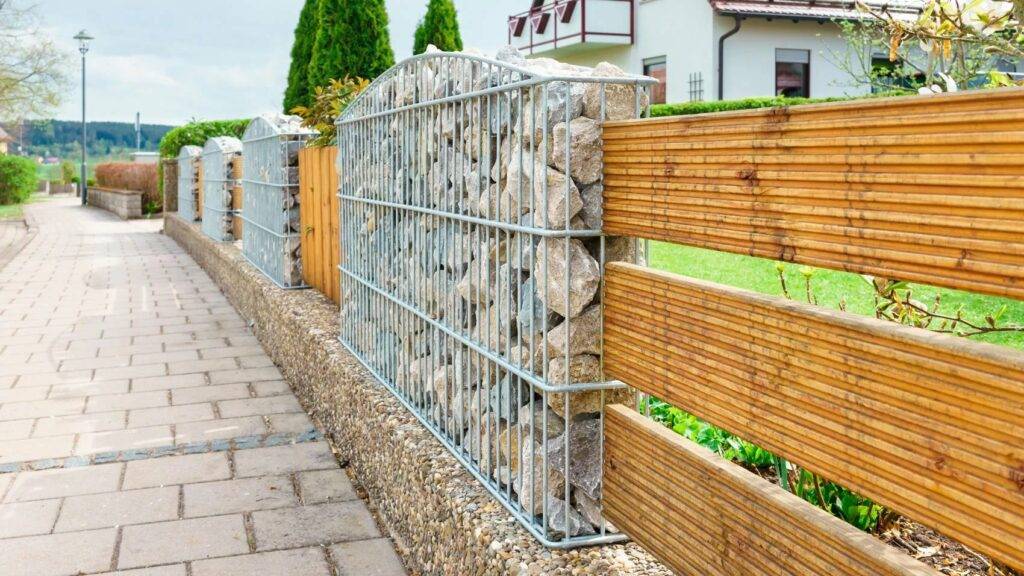 Забор из габионов (38 фото): каменный габионовый забор, технология укладки камней
