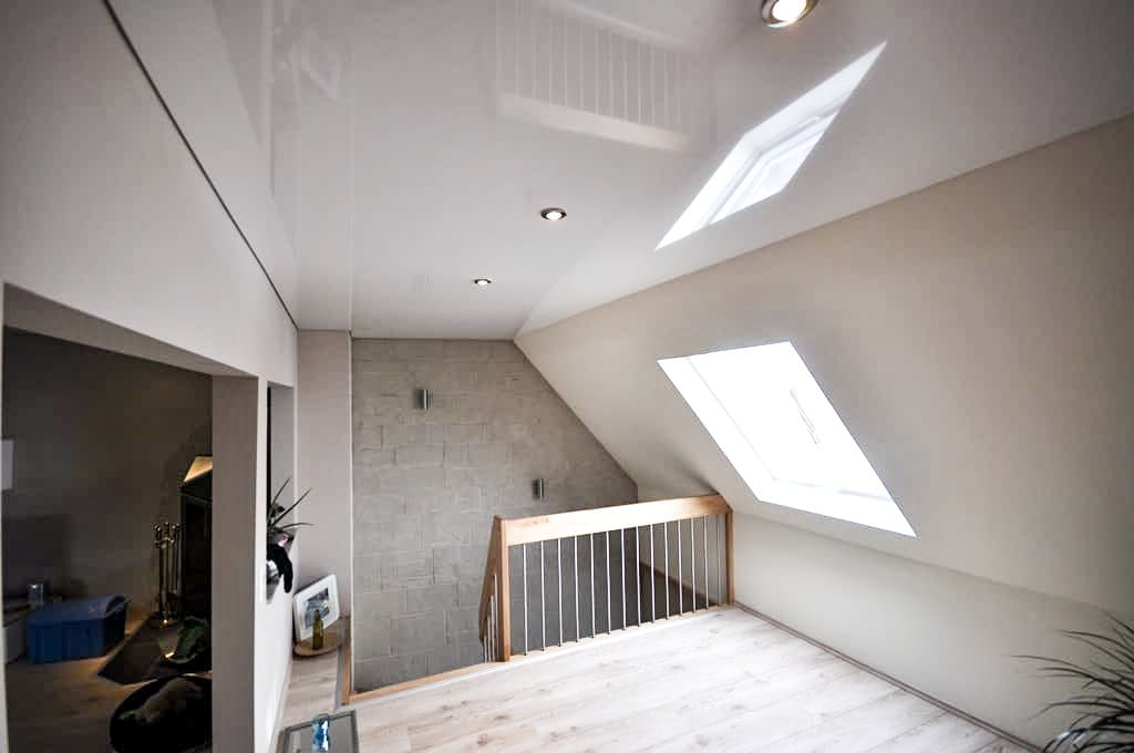 Потолок мансарды (43 фото): обшивка гипсокартоном и выбор потолочного плинтуса
